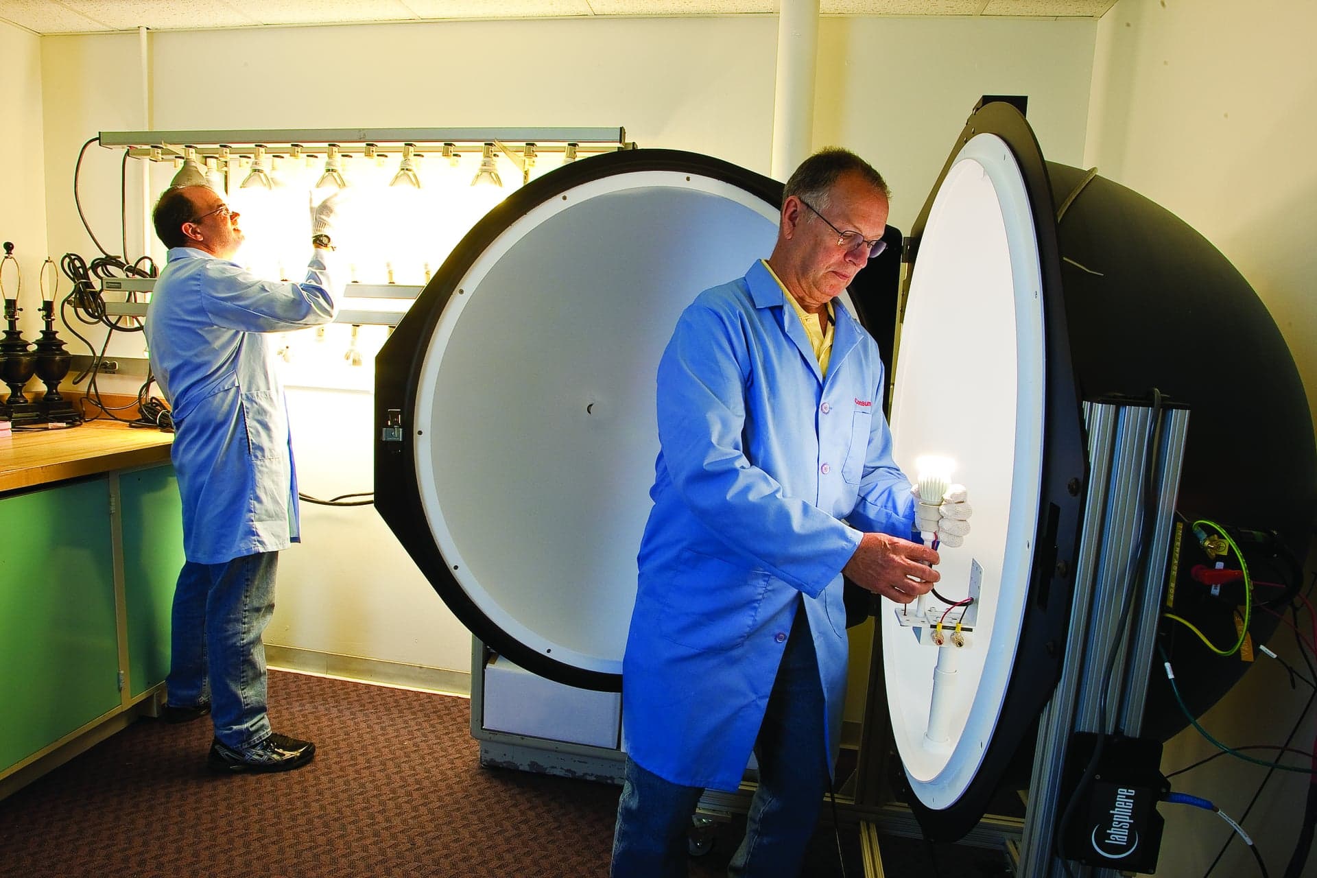情感耐久性——Consumer Reports - product testing - electric light longevity and brightness testing
