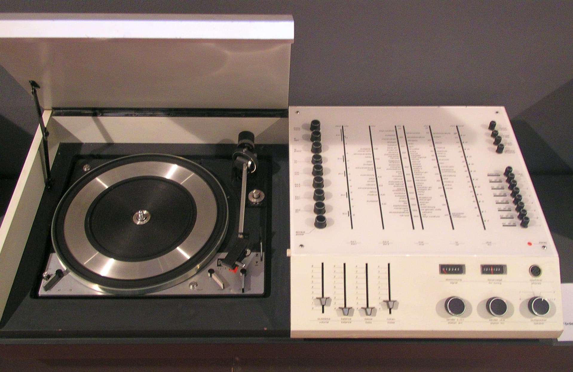 哈特穆特·艾斯林格——WEGA Studio 3214 Hifi