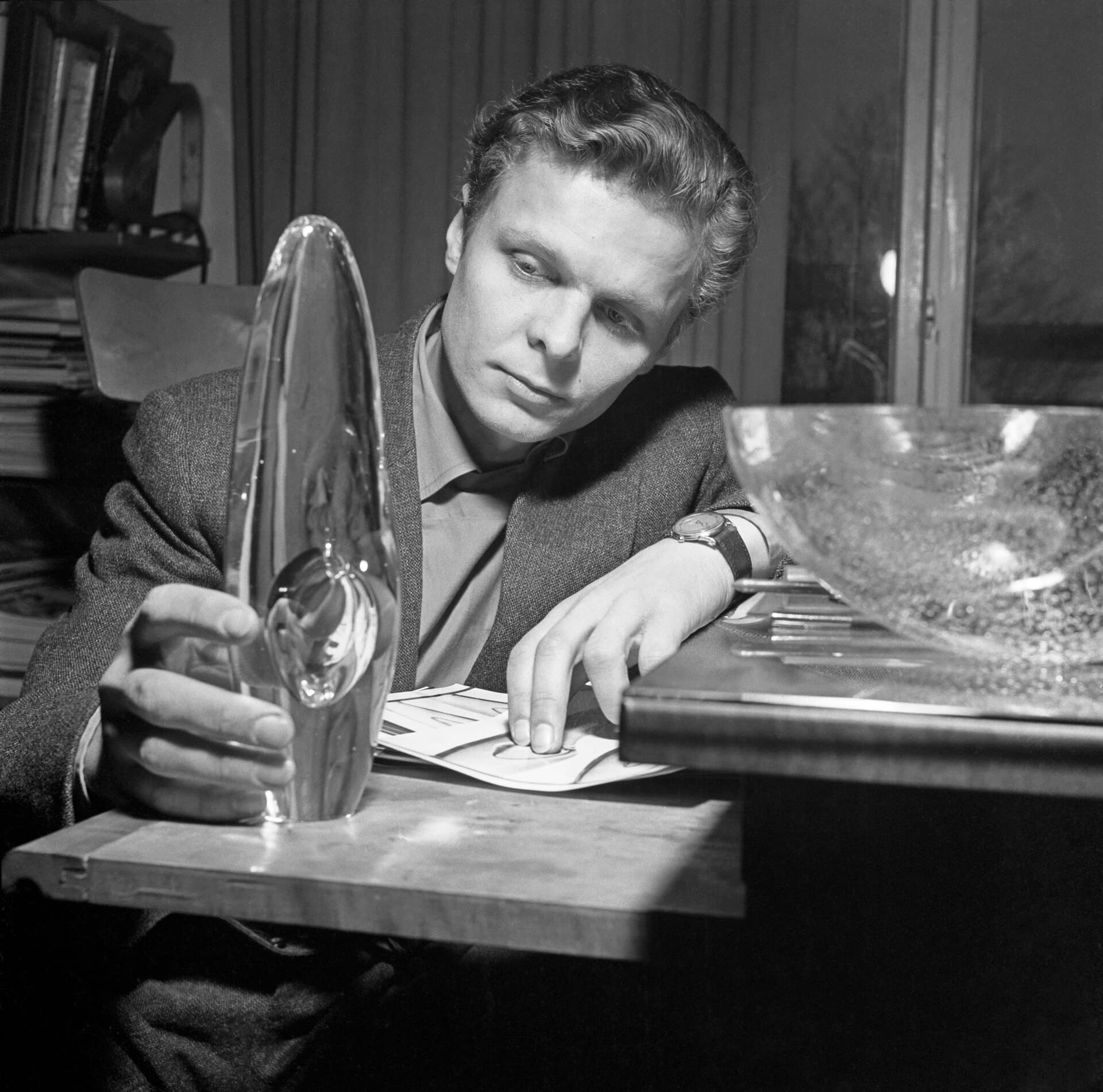 蒂莫·萨帕内瓦——Glass artist Timo Sarpaneva portraying his work 1954 (JOKAUAS2 2255-1)