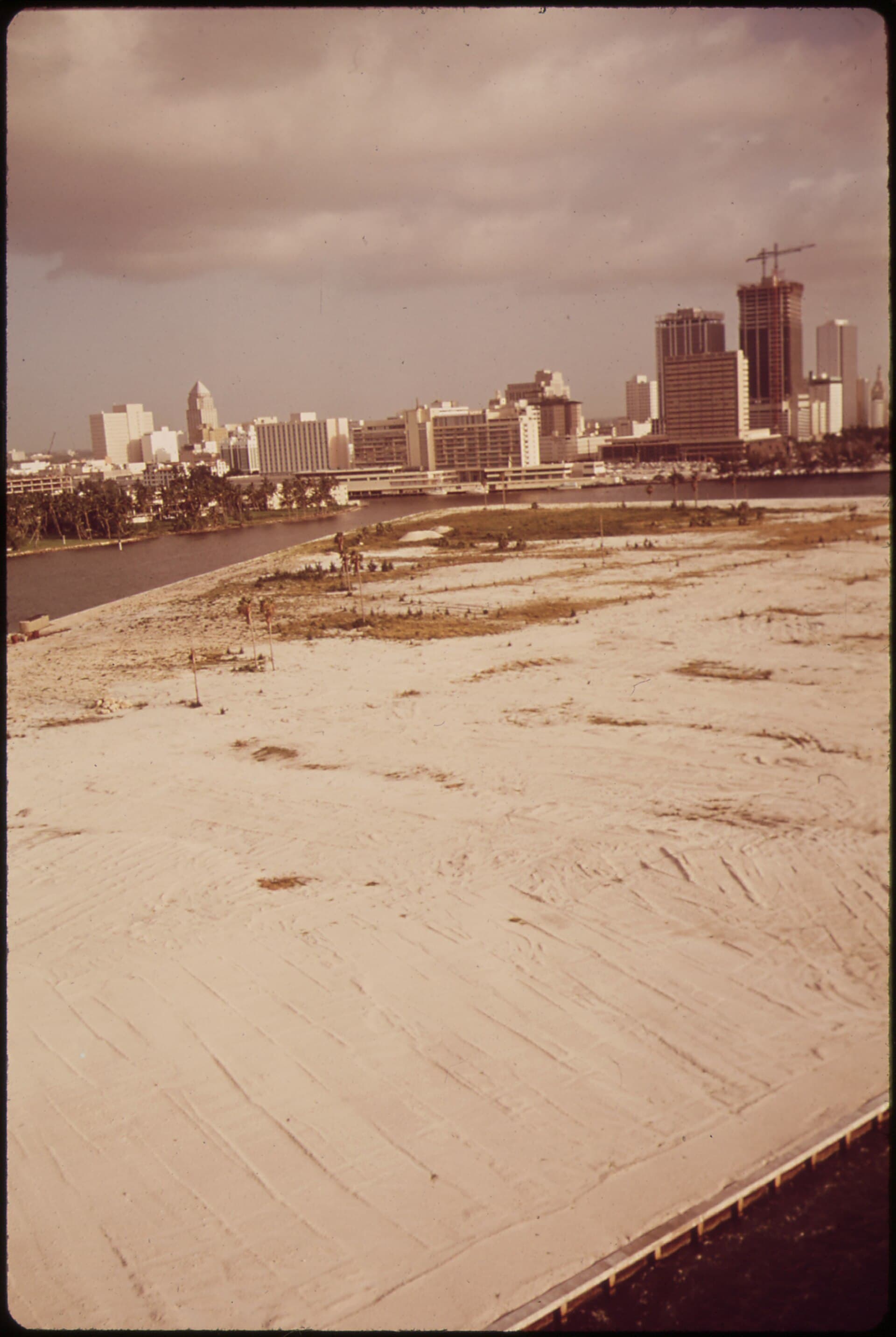 奈良——MIAMI SKYLINE AND NEW LANDFILL AREA - NARA - 544625