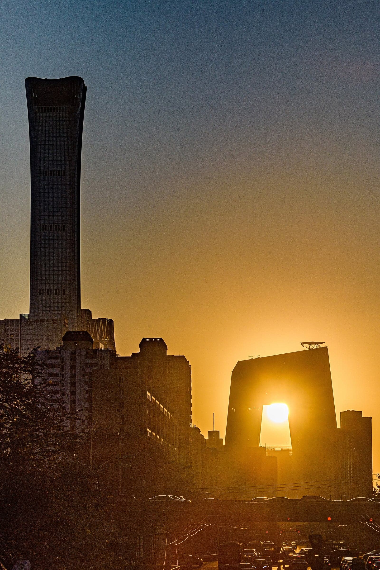 当代中国建筑——CCTV Guanghualu Building with sunset through (20220920175438)