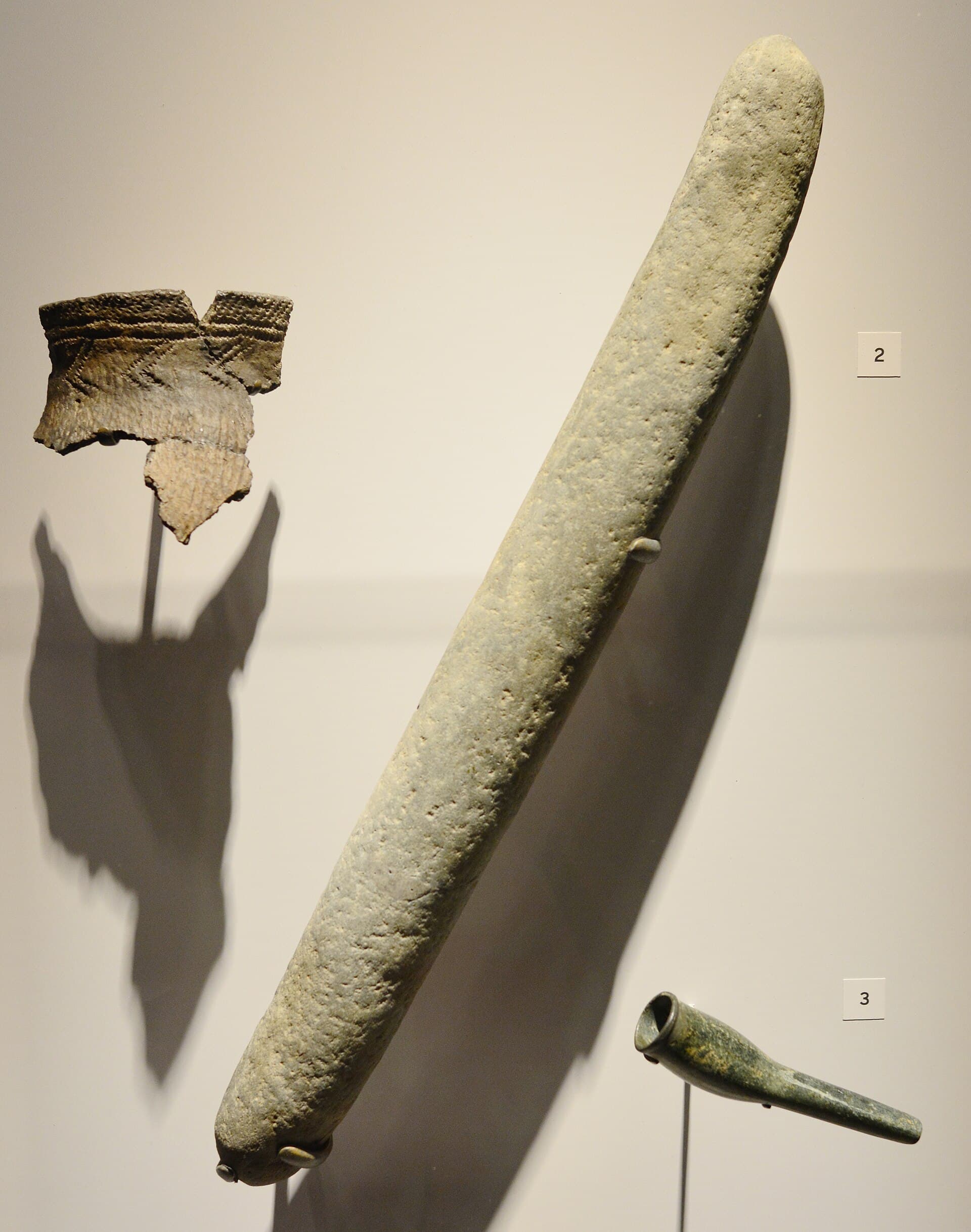 阿蒙克——National Museum of the American Indian, New York - jar fragment, pestle, pipe 01