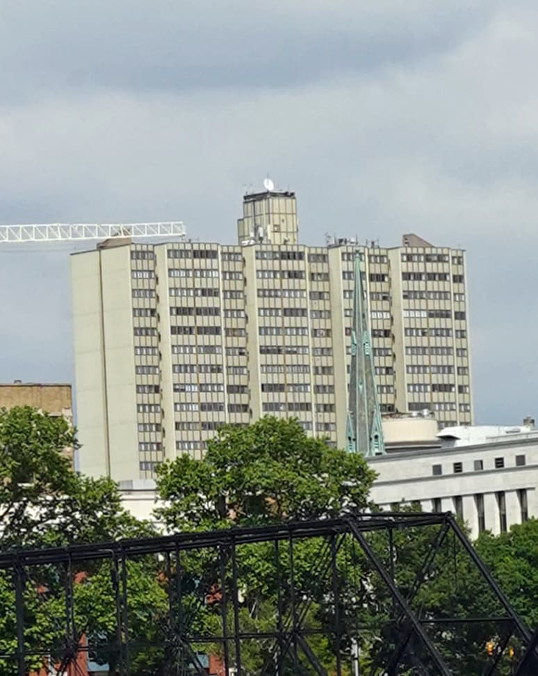 宾夕法尼亚——Pennsylvania Place Harrisburg, PA Skyline 2021 (cropped)
