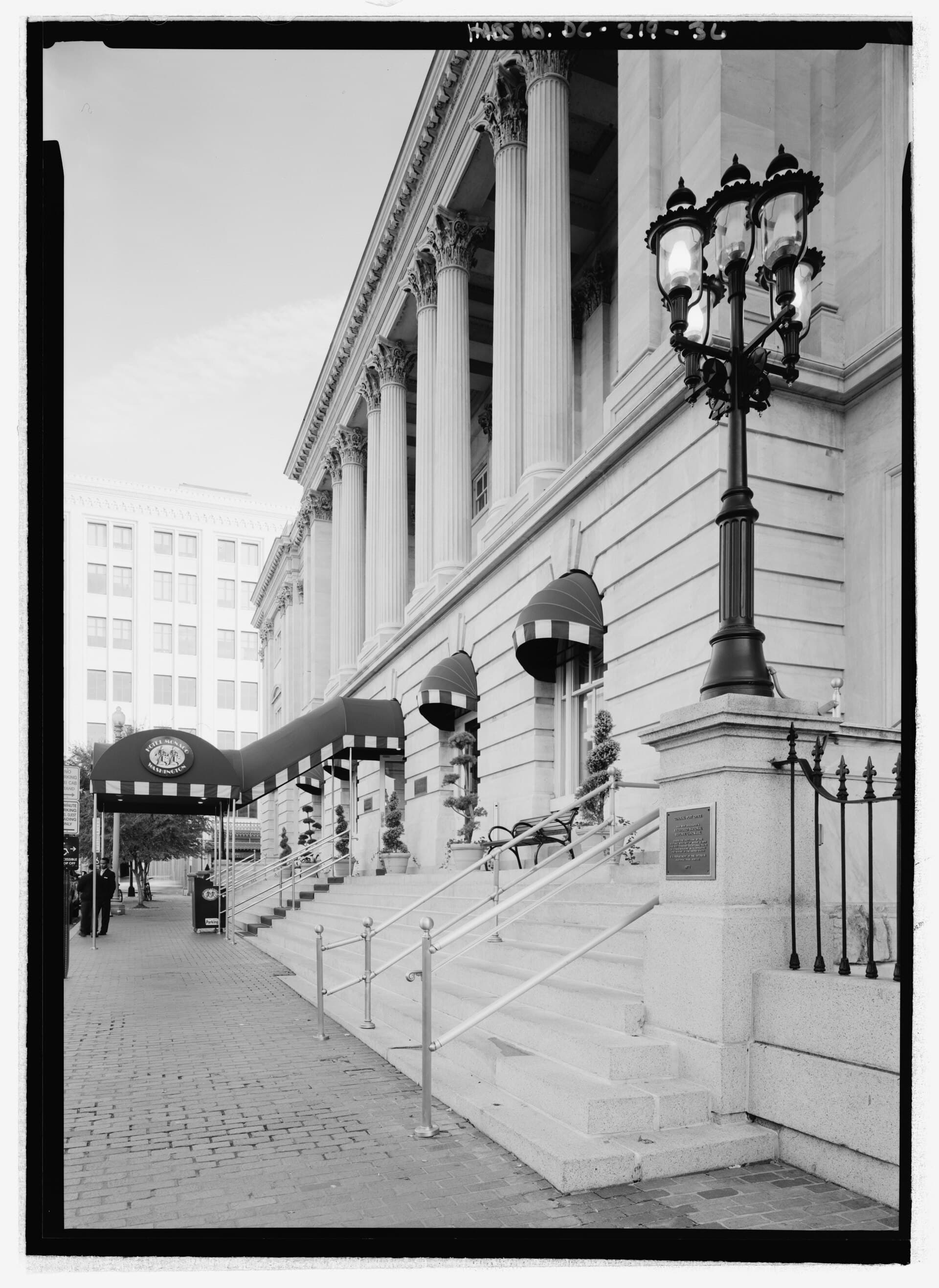 摩纳哥——CLOSE VIEW LOOKING EAST TO HOTEL MONACO ENTRANCE AT 700 F STREET - United States General Post Office, Between Seventh, Eighth, E, and F Streets, Northwest, Washington, District of HABS DC,WASH,176-36