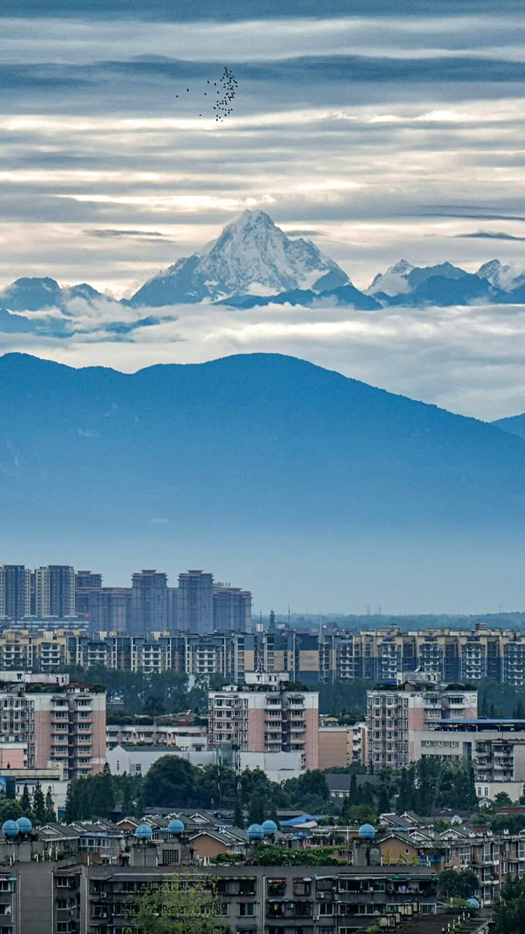 成都——在成都遥望雪山 Chengdu skyline with a view of Mount Siguniang 2