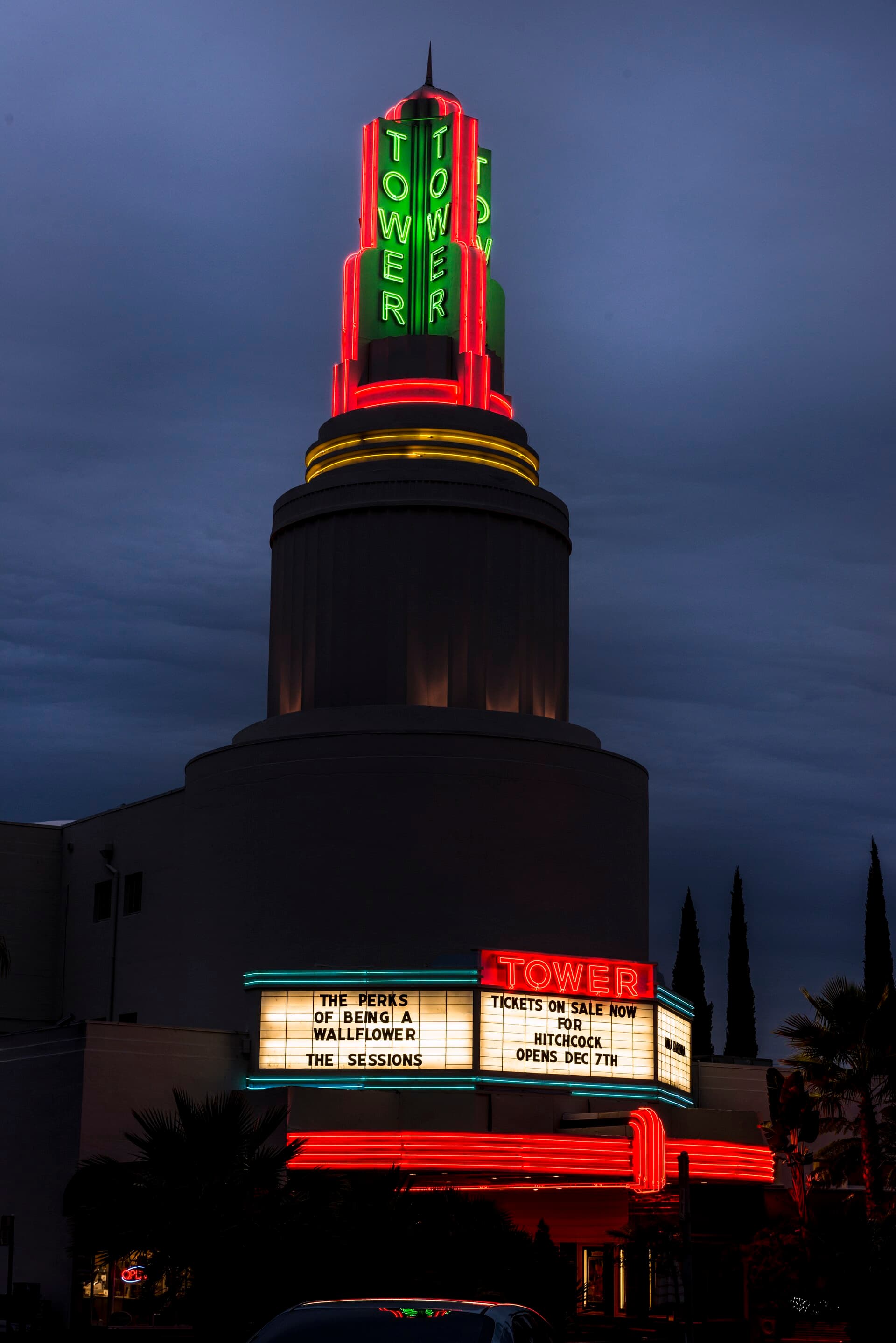 萨克拉门托——Tower Theatre, a Sacramento landmark, built in 1938, that is famous for its neon displays LCCN2013631047