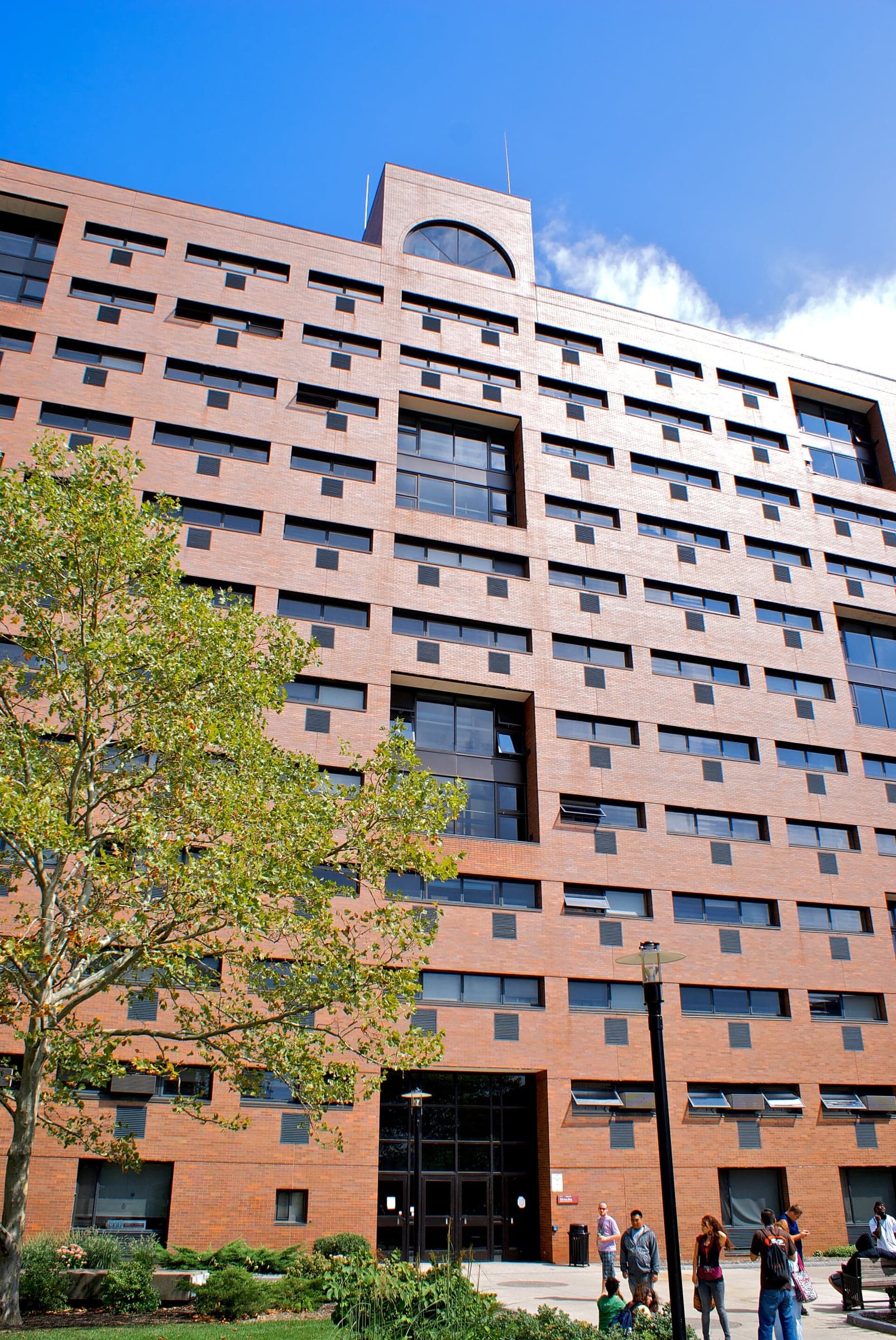 凯文·罗奇——RIT building - Ellingson Hall - low angle