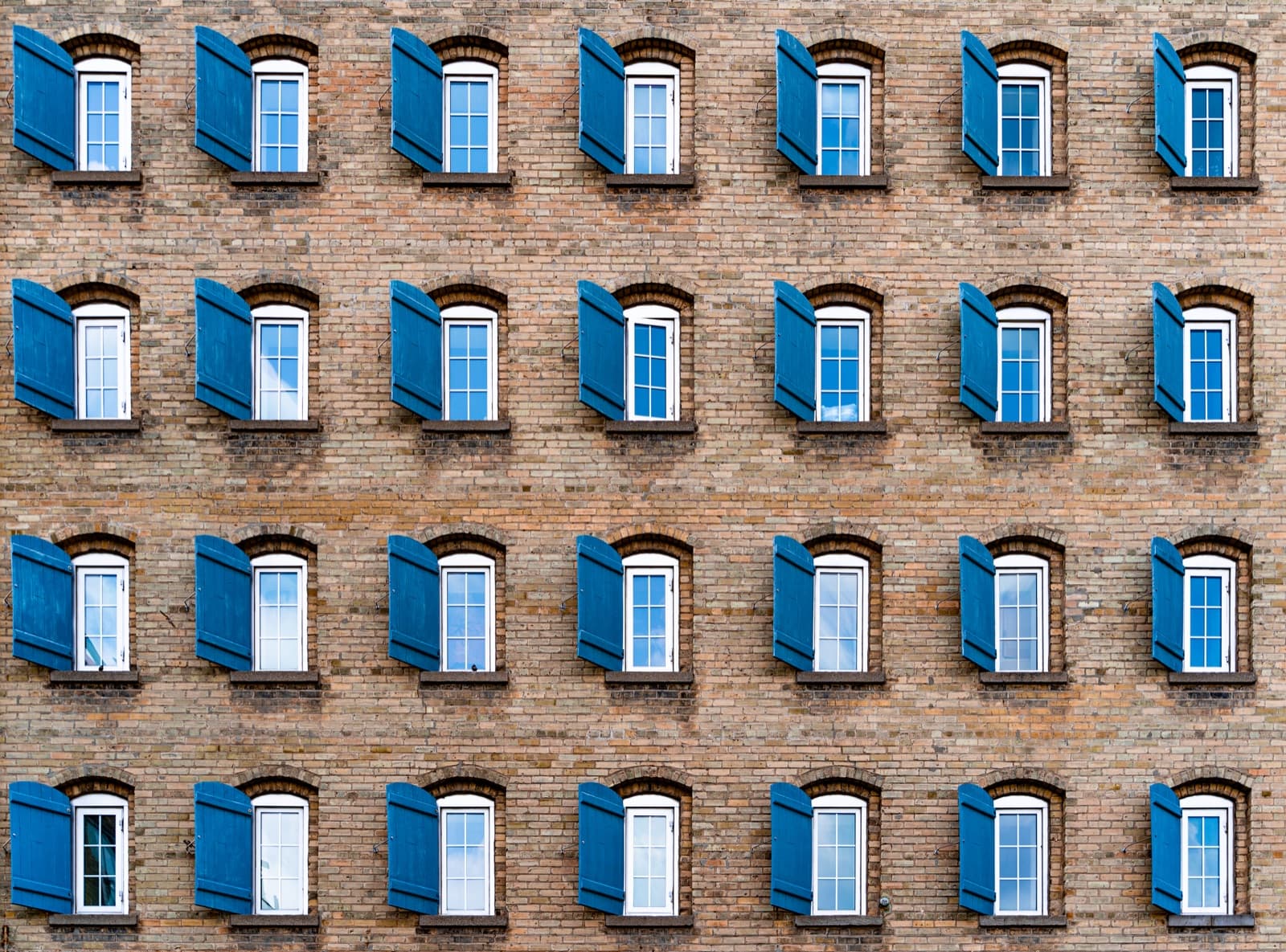 国际主义风格——Windows of former Seagram Distillers Building (Seagram Lofts, Waterloo, Ontario, Canada)