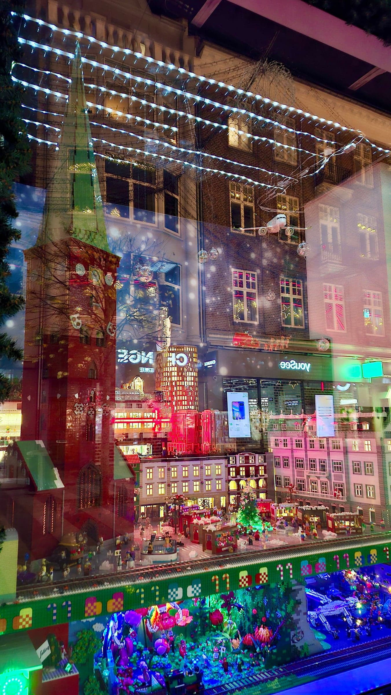 丹麦——Salling Christmas window 2025 with Lego cathedral and Træ skyscraper, Aarhus Denmark 02