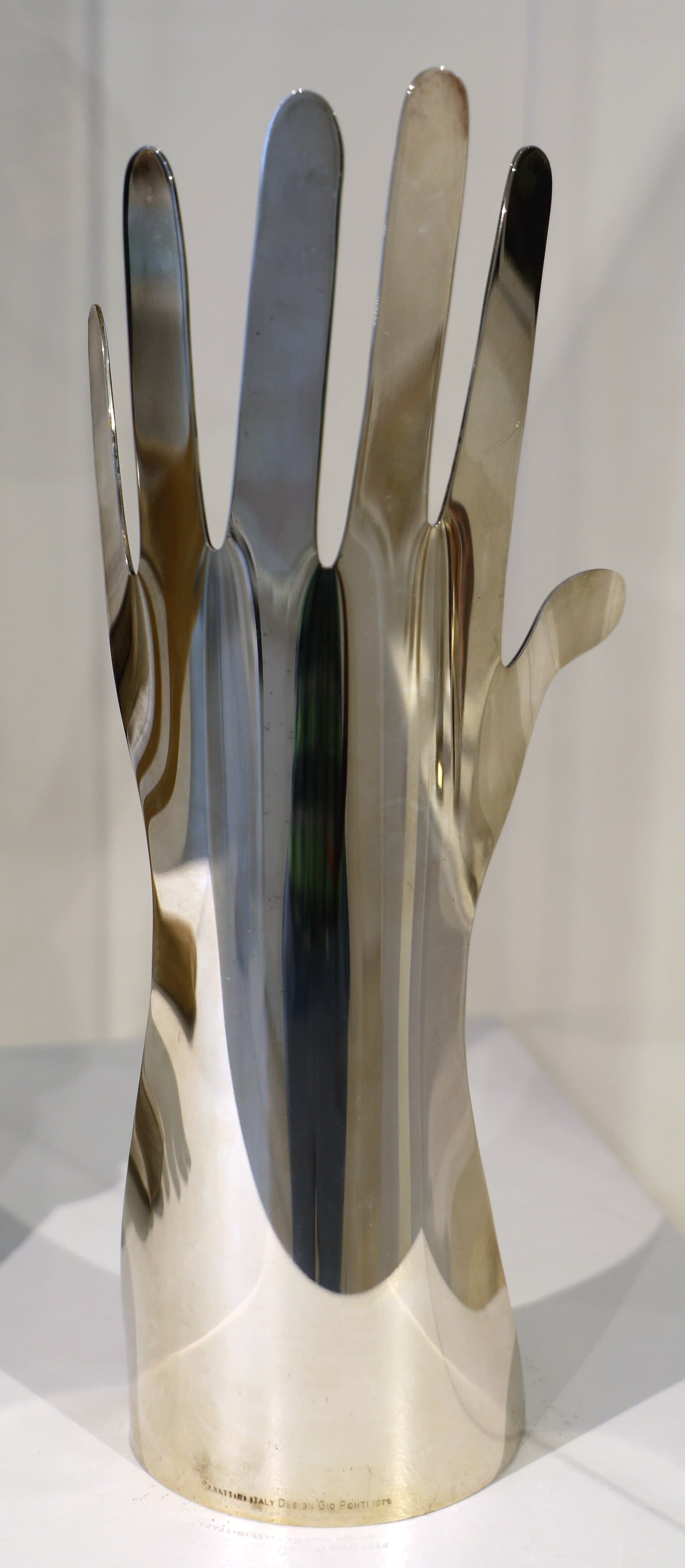 吉奥·庞蒂——Gio ponti per lino sabatini, mano, 1975 (1978), in metallo (brescia, gall. luciano colantonio)