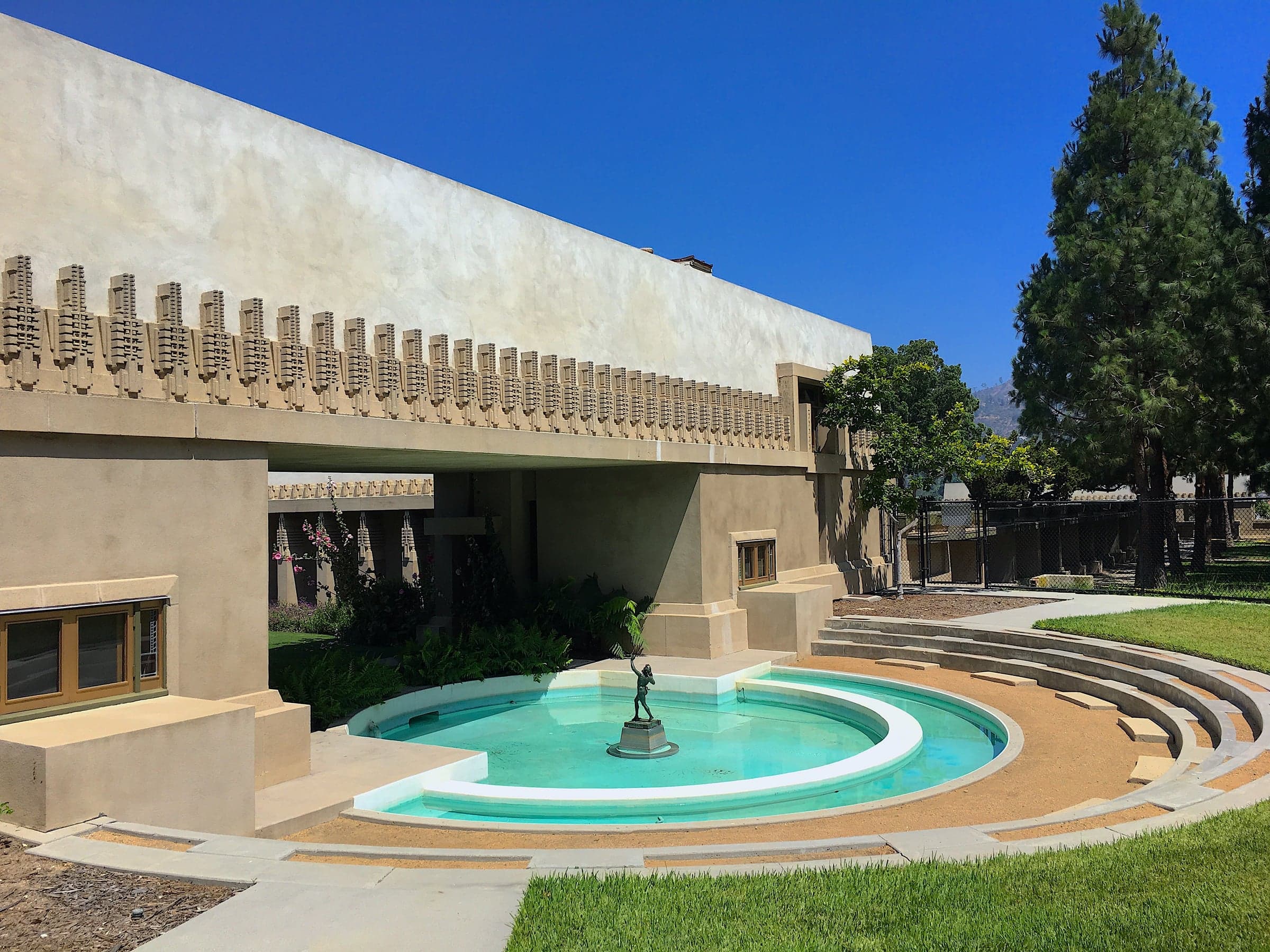Hollyhock House——外观