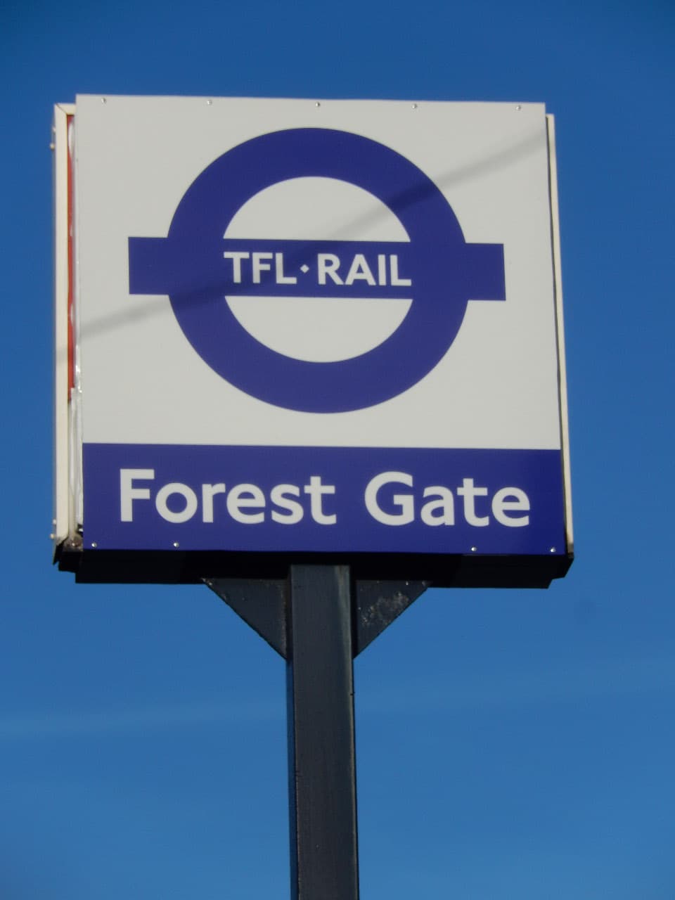 伦敦交通局——TFL Rail Forest Gate (geograph 4775292)