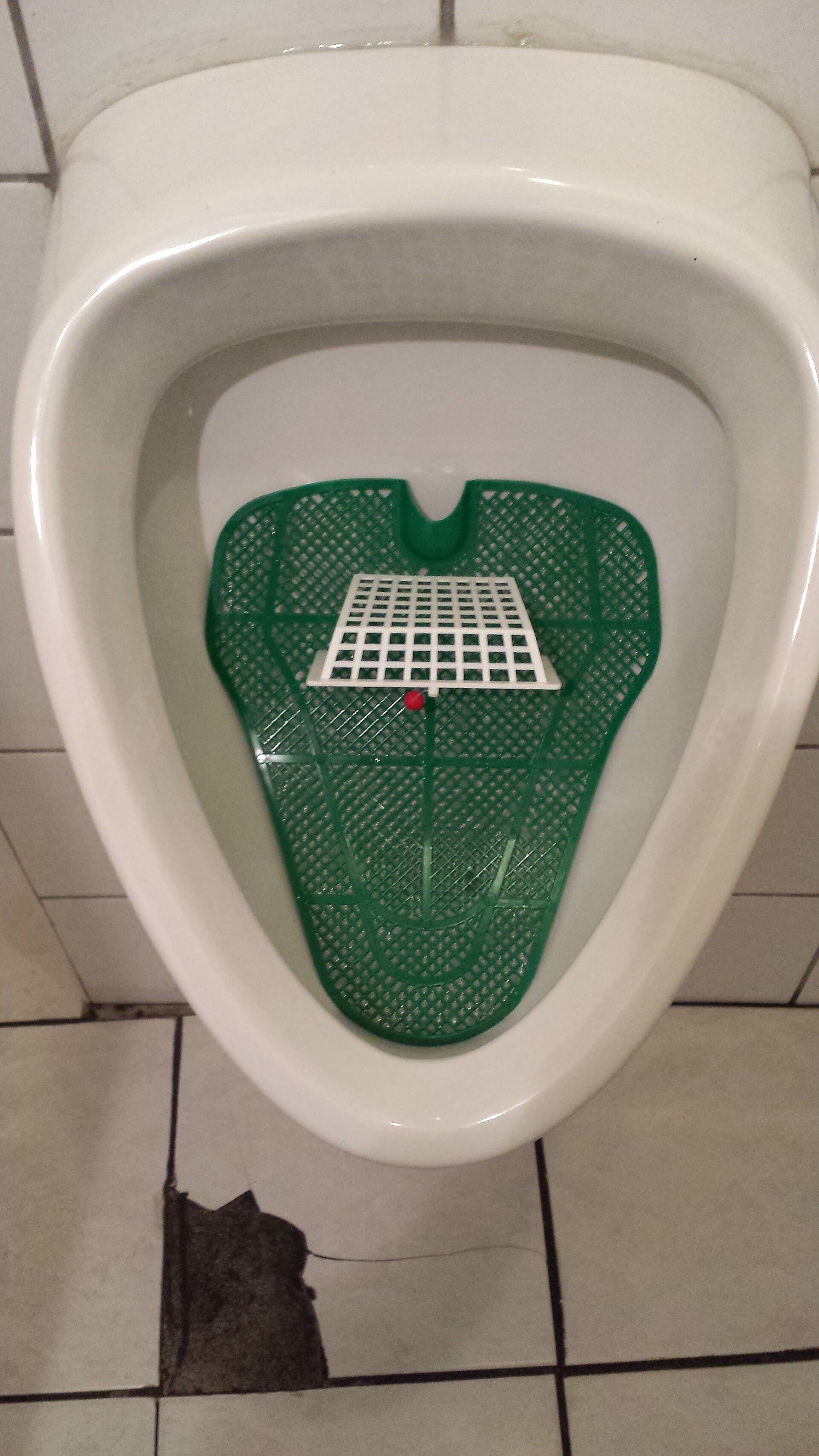 行为设计 / 助推设计——Nudge Urinal