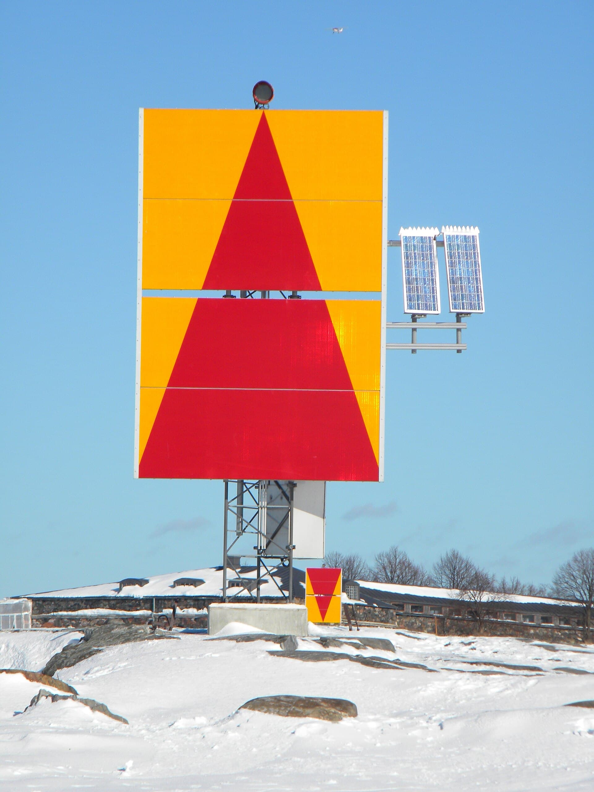 芬兰——A leading light creating leading line maritime landmark with solar panels