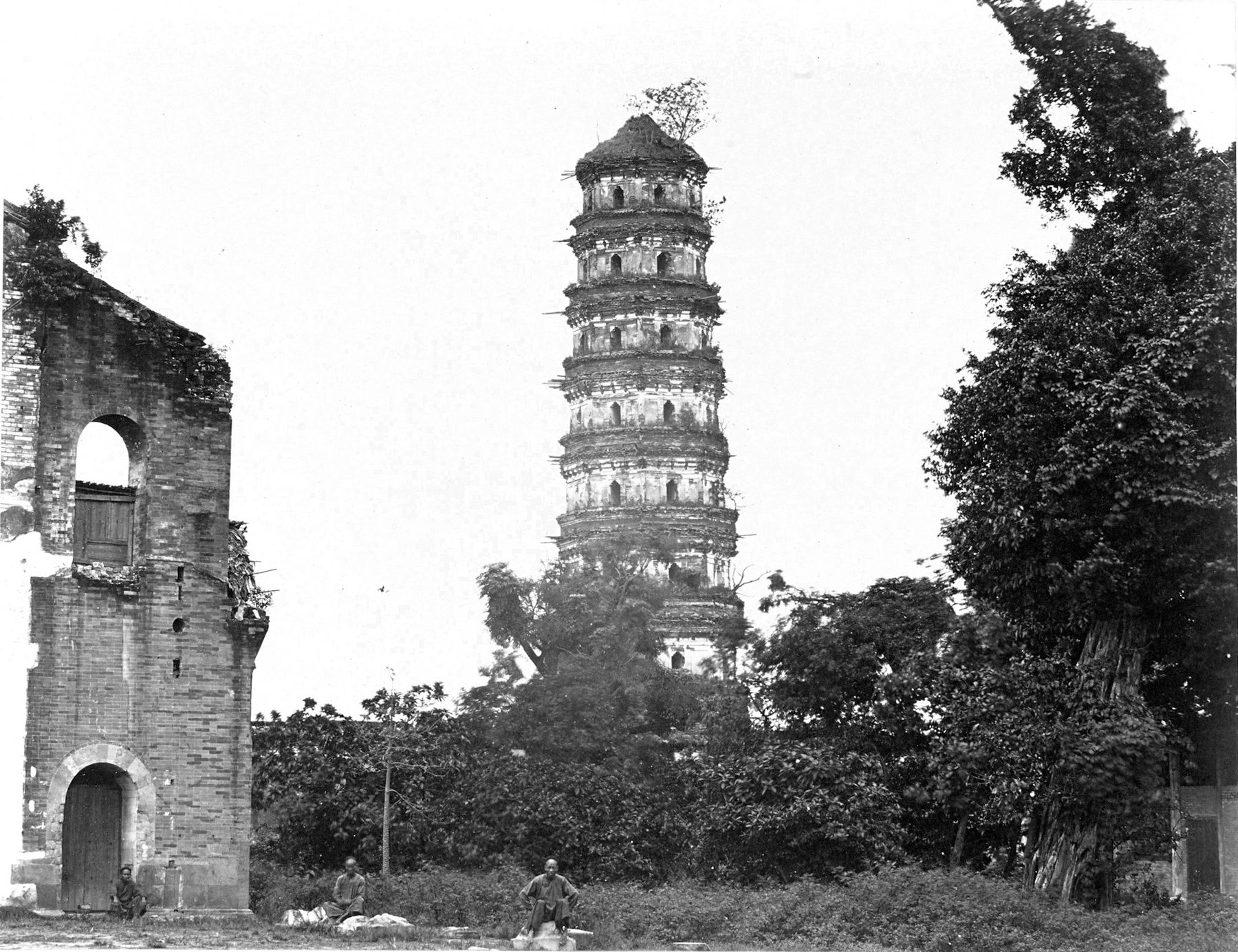 1863 年赖阿芳所摄六榕寺花塔残破影像