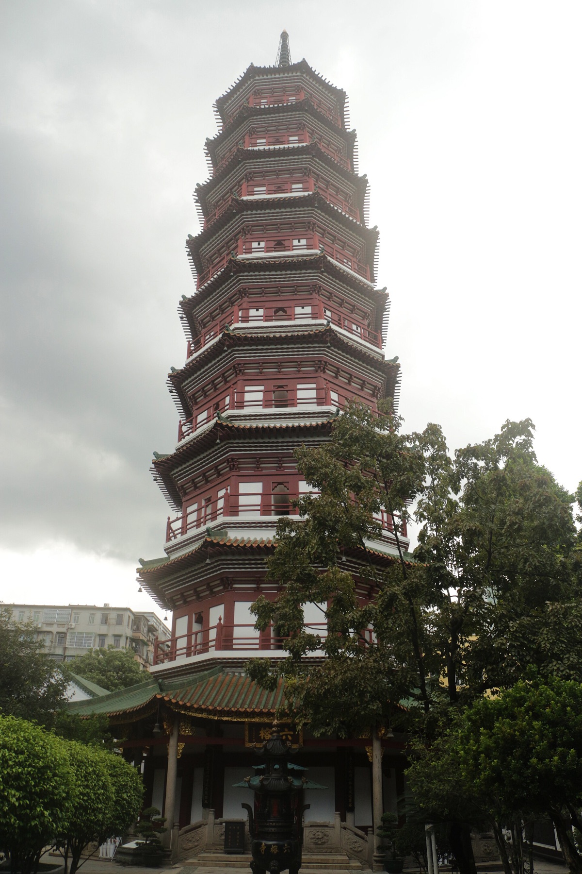 自六榕寺入口望向花塔