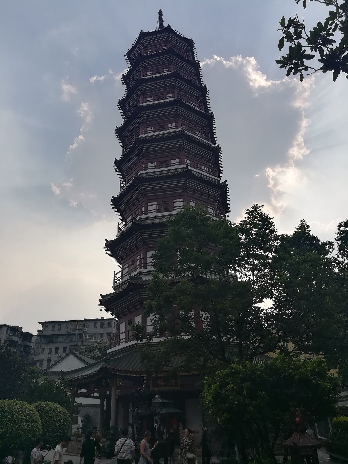 六榕花塔全景:八角形楼阁式砖塔,外九层,塔刹高耸