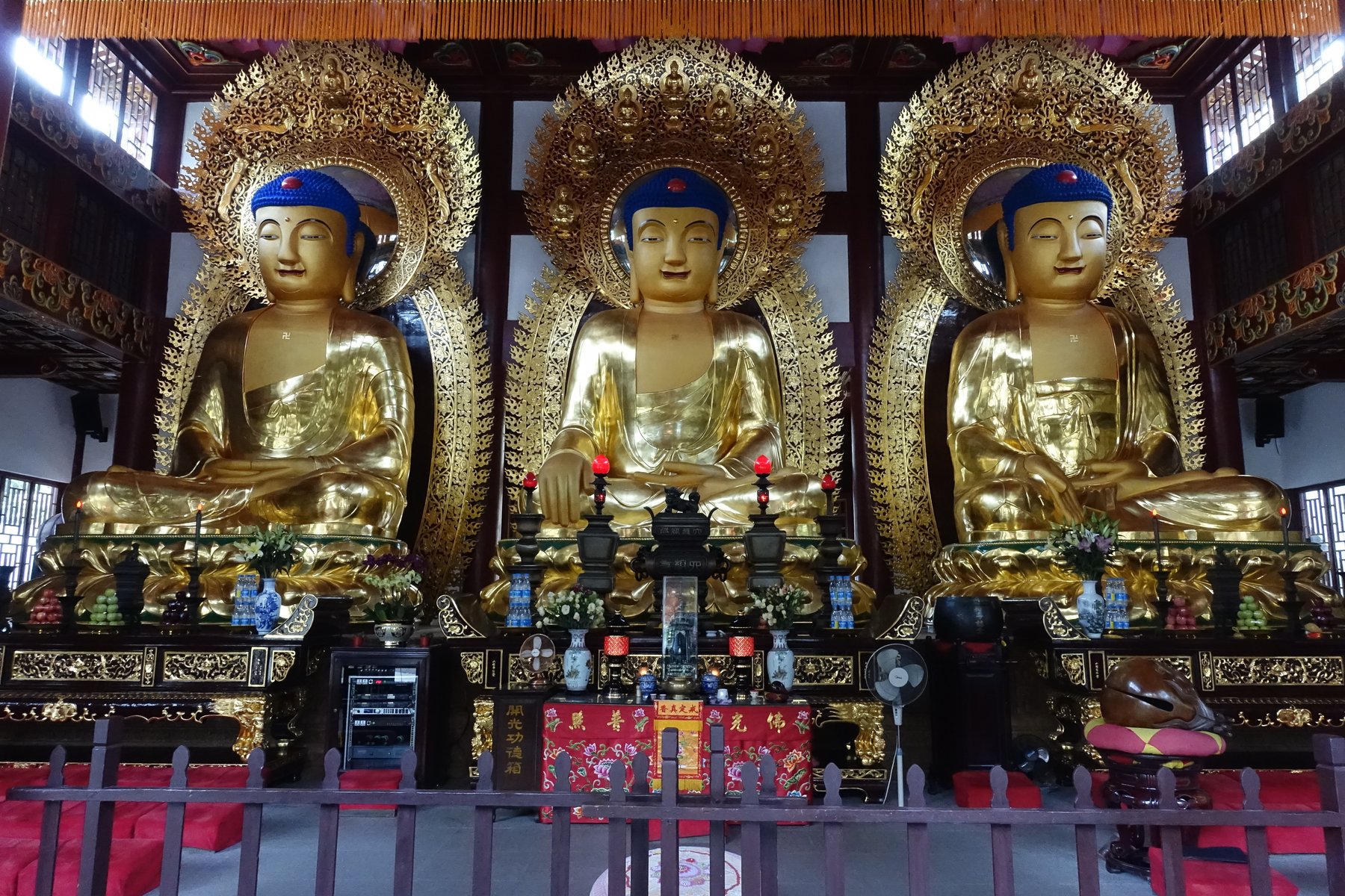 六榕寺大雄宝殿内造像